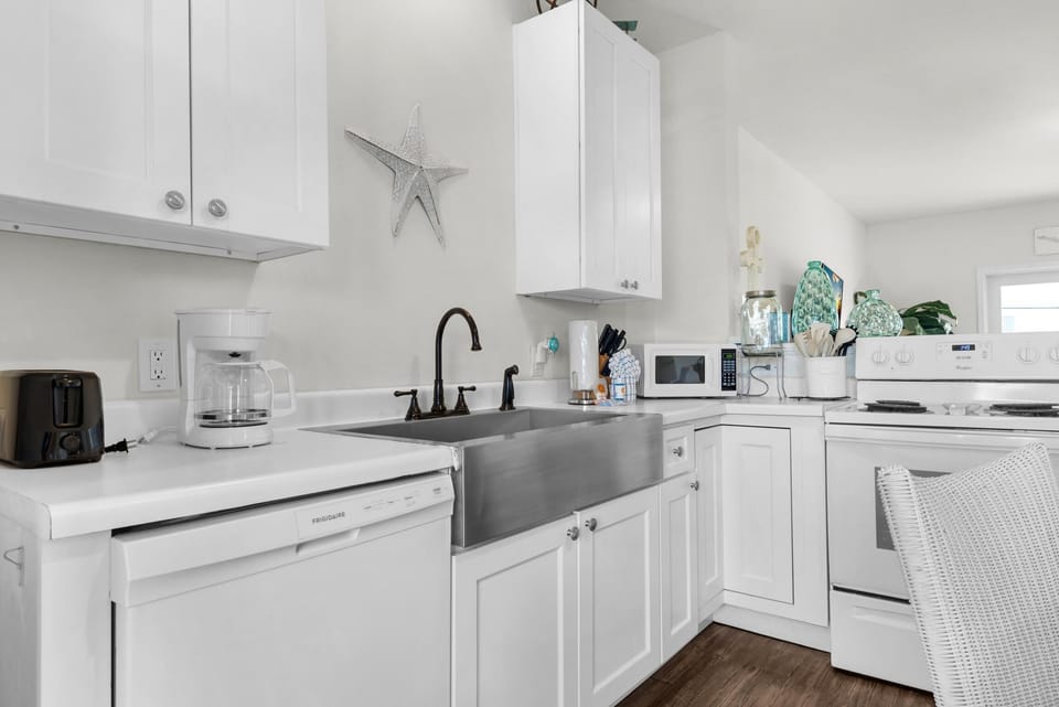 House, Multiple Beds (Sea La Vie) | Private kitchen | Oven, toaster