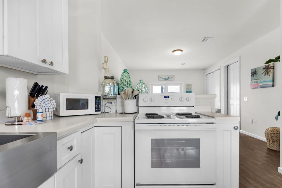 House, Multiple Beds (Sea La Vie) | Private kitchen | Oven, toaster