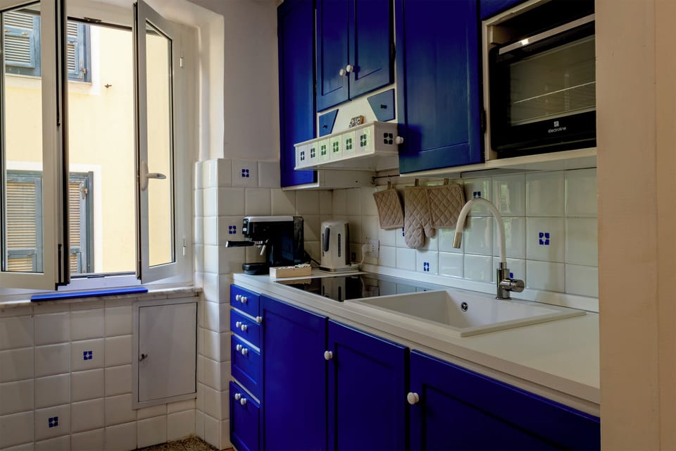 Apartment, 3 Bedrooms | Private kitchen | Fridge, oven, stovetop, espresso maker