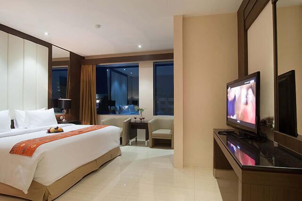Premium bedding, minibar, in-room safe, desk