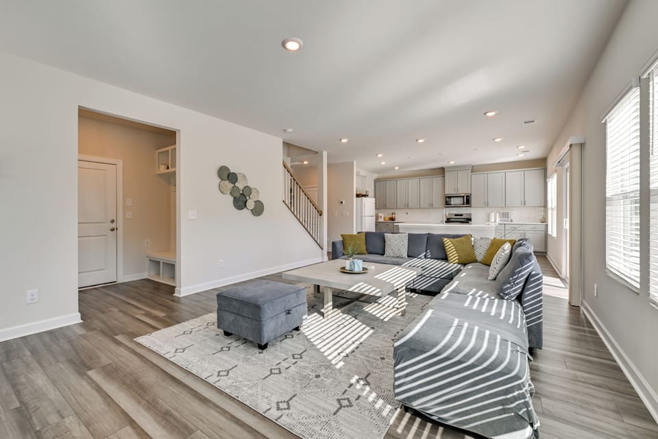 Living Room | 1st Floor | Smart TV | Free WiFi | Electric Fireplace