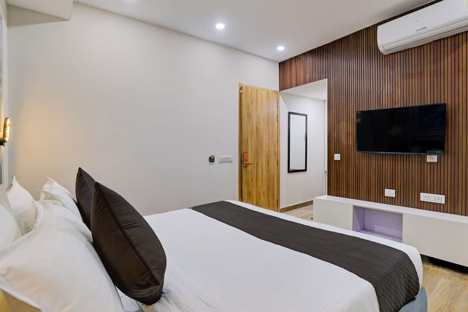 Classic Double Room, City View | Soundproofing, iron/ironing board, free WiFi