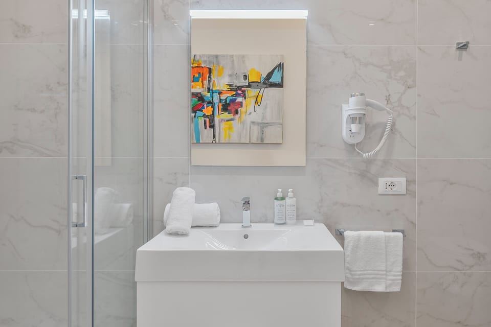Deluxe Room | Bathroom | Shower, free toiletries, hair dryer, slippers