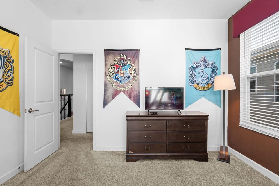 Bedroom #3: Bunk beds - 1 twin and 1 full-size - with TV (not en-suite, upstairs)