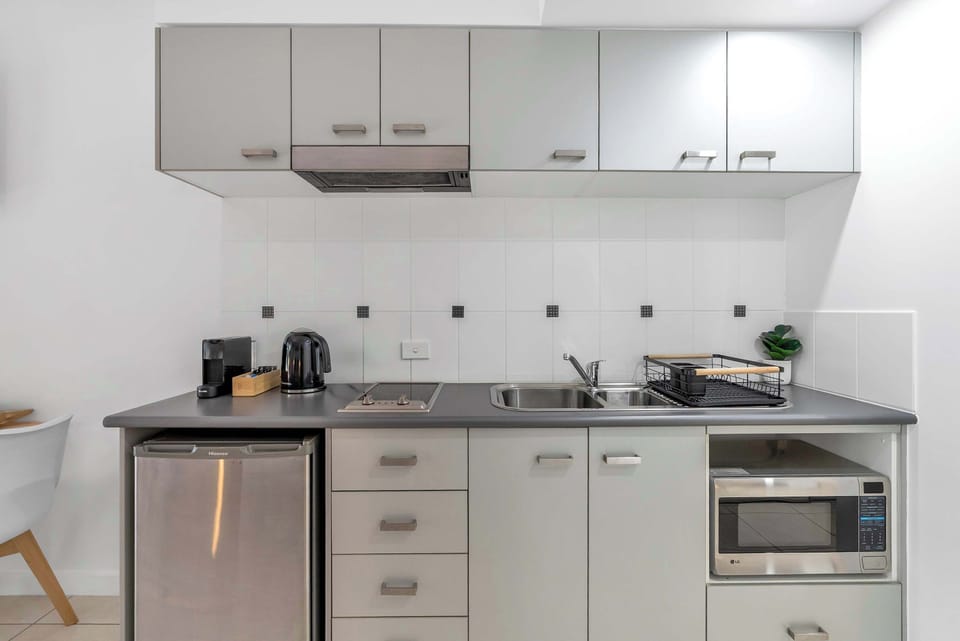 The studio’s well-equipped kitchenette includes a cooktop, microwave, mini fridge, and all the essentials, making light self-catering simple and effortless.