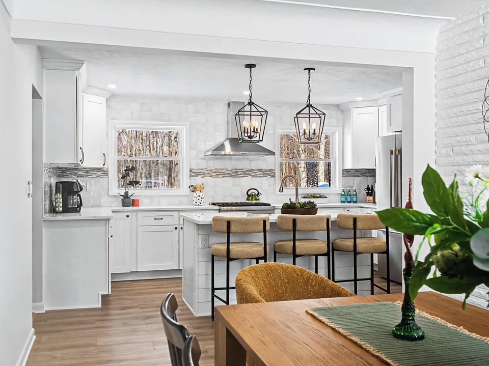 Kitchen & dining combo w/ island seating & open, functional design