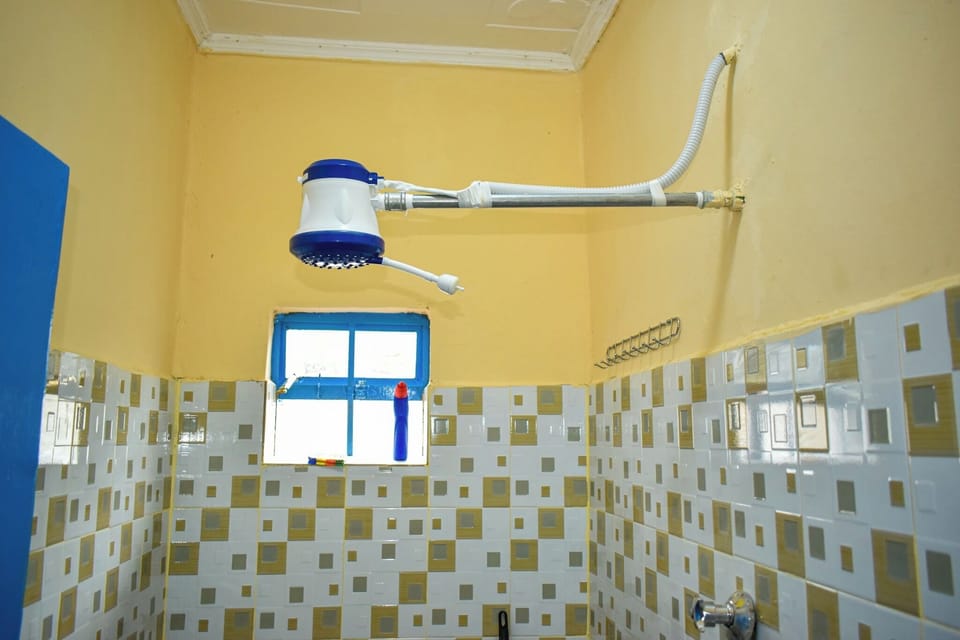 Deluxe Apartment | Bathroom | Shower, free toiletries, slippers, towels