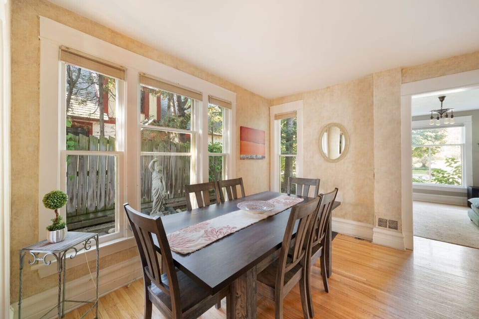 Gather around! 🍽️☀️ Enjoy meals in our bright dining area bathed in natural light.