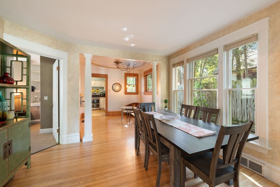 Open, airy, and inviting! 🌿🛋️ Perfect for family gatherings or quiet evenings at home.