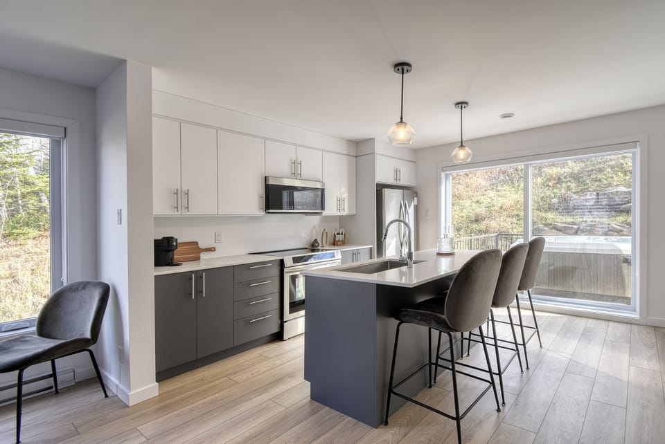 Deluxe Townhome, Patio, Mountain View | Private kitchen | Full-size fridge, microwave, oven, stovetop
