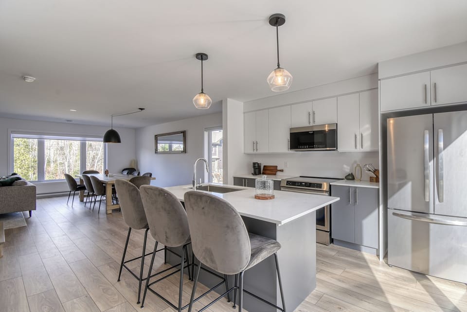Deluxe Townhome, Patio, Mountain View | Private kitchen | Full-size fridge, microwave, oven, stovetop