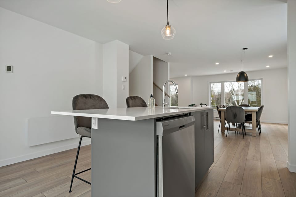 Deluxe Townhome, Patio, Mountain View | Private kitchen | Full-size fridge, microwave, oven, stovetop