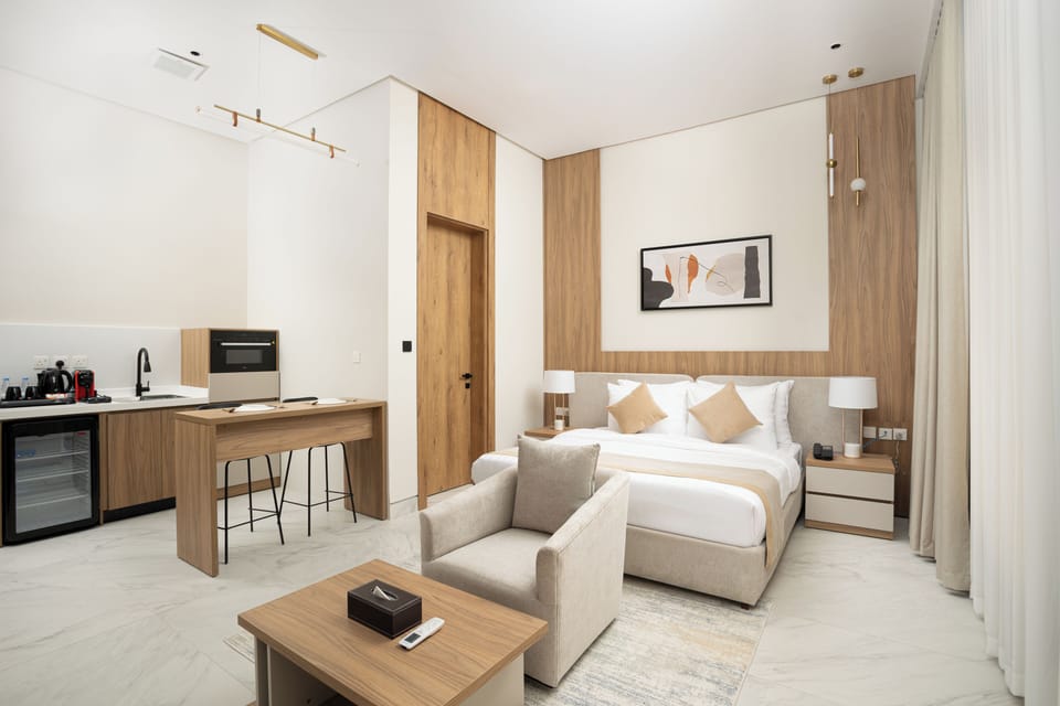 Deluxe Room, 1 King Bed | Egyptian cotton sheets, premium bedding, pillowtop beds, free minibar
