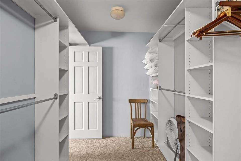 Bedroom 1 (upper floor): King bed, Smart TV, en-suite bathroom, walk-in closet