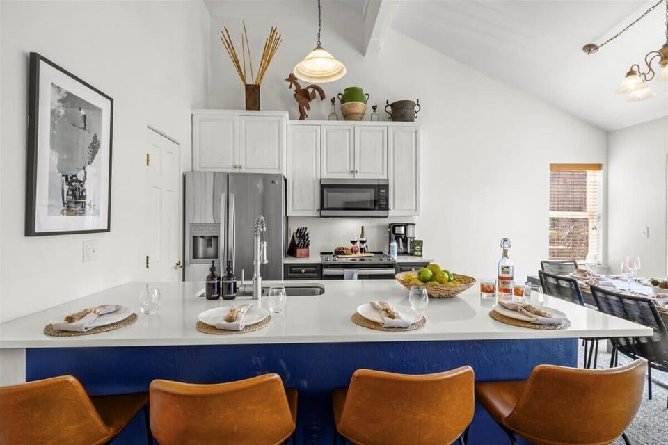 Kitchen: Drip coffee maker, blender, toaster, cooking utensils, tableware