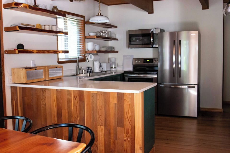 A fully-equipped kitchen makes cooking and meal prep simple and convenient