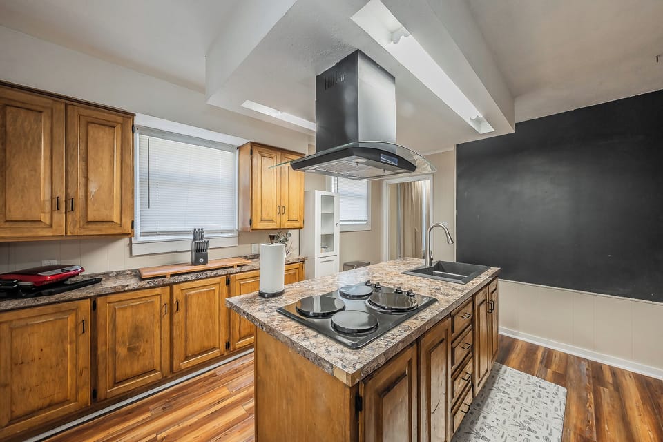 Fully stocked kitchen-great for Longterm stays-or family dinners-