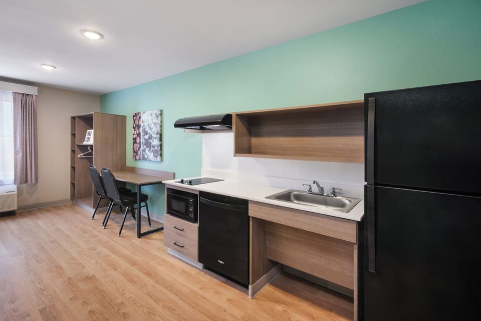 Full-size fridge, microwave, stovetop, dishwasher