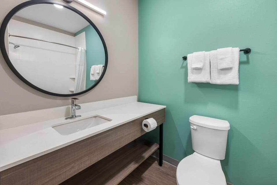 Studio, 2 Queen Beds, Non Smoking | Bathroom | Towels