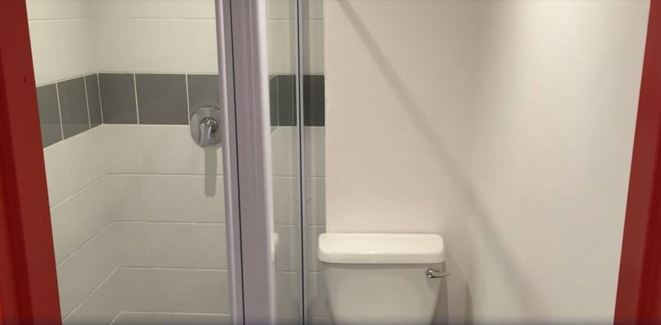 Shared Dormitory, Mixed Dorm, Ensuite (4 Bed) | Bathroom | Shower, towels
