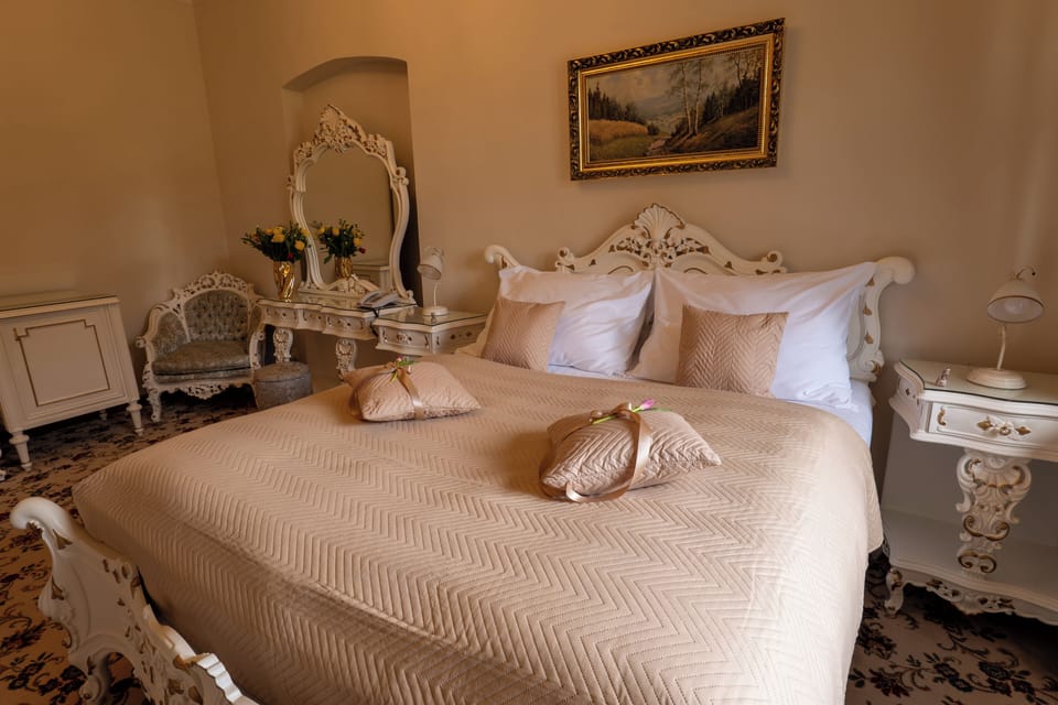 Royal Suite | Hypo-allergenic bedding, minibar, desk, blackout drapes
