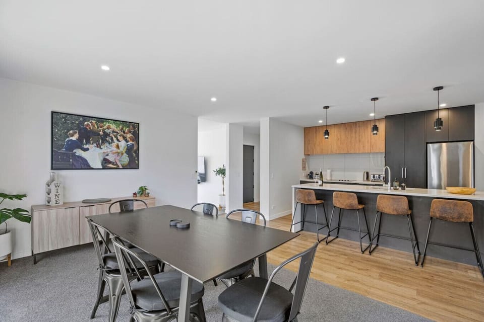 Bright, modern open‑plan living.
