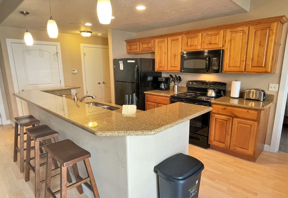 Deluxe Condo, 1 King Bed with Sofa bed, Non Smoking, Courtyard View | Private kitchen