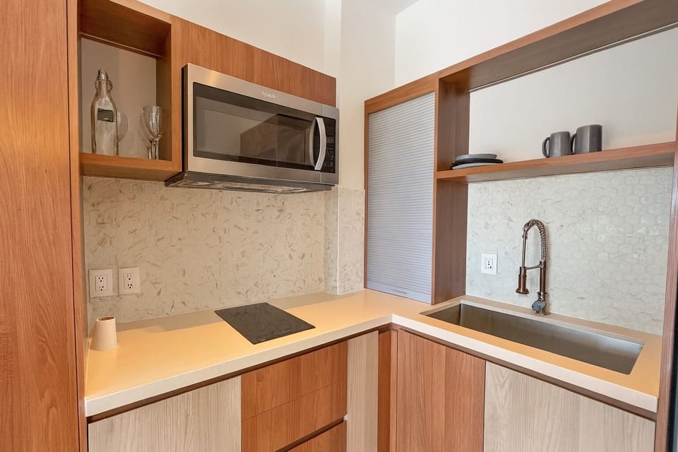 Deluxe Apartment, Sea View, Tower | Private kitchen | Fridge, microwave, stovetop, cookware/dishes/utensils