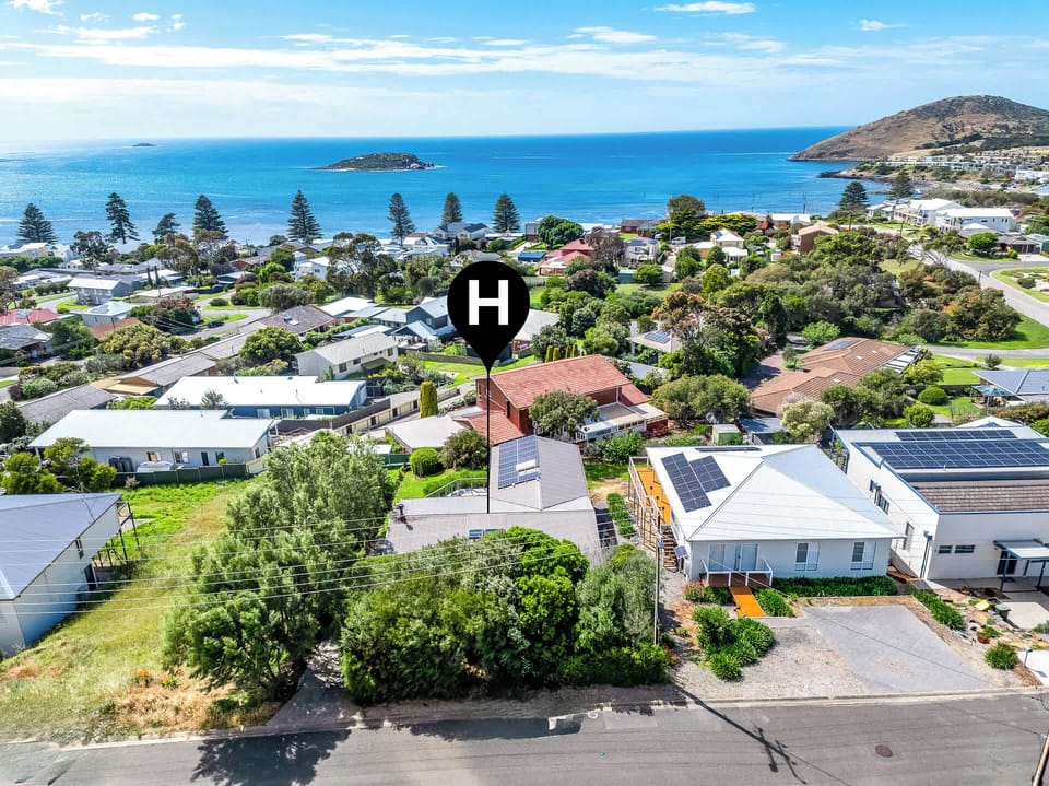 Stunning coastal setting close to local cafés, beaches, and walking trails.