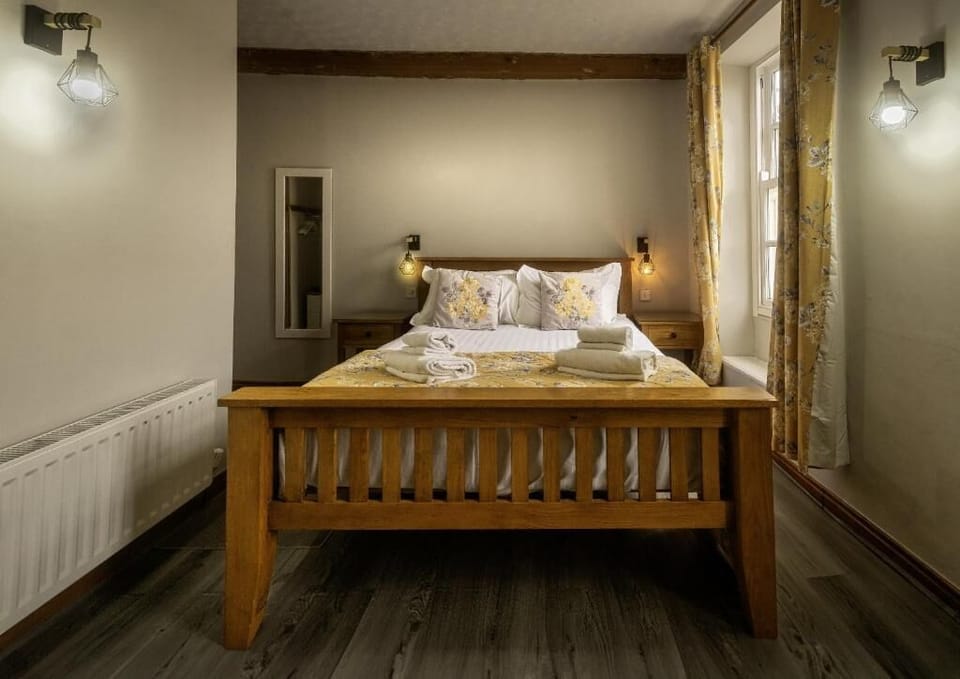 Standard King Room | Free WiFi, bed sheets