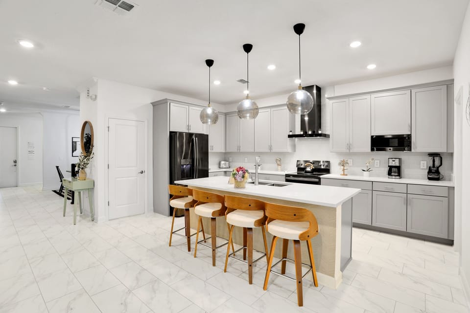 Sleek & modern kitchen with breakfast bar
