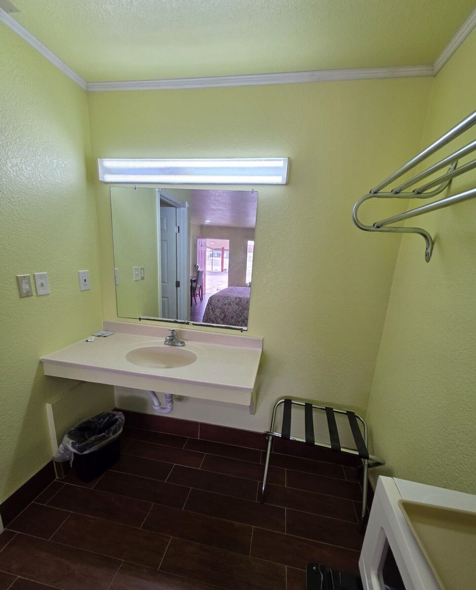 Bathtub, towels, soap, shampoo