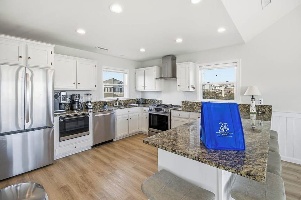 Top-Level Kitchen with Bar (seats 5)