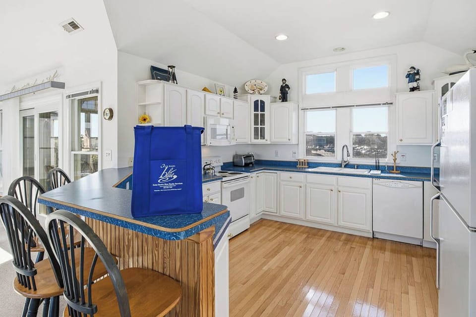 Top-Level Kitchen with Bar (seats 4)
