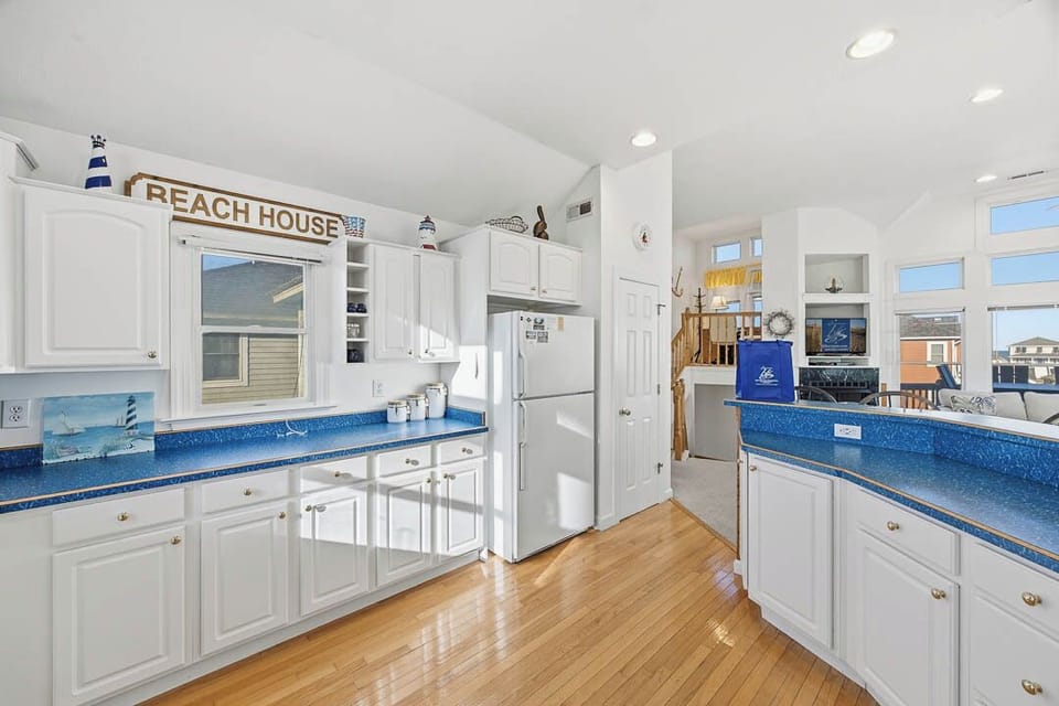 Top-Level Kitchen with Bar (seats 4)