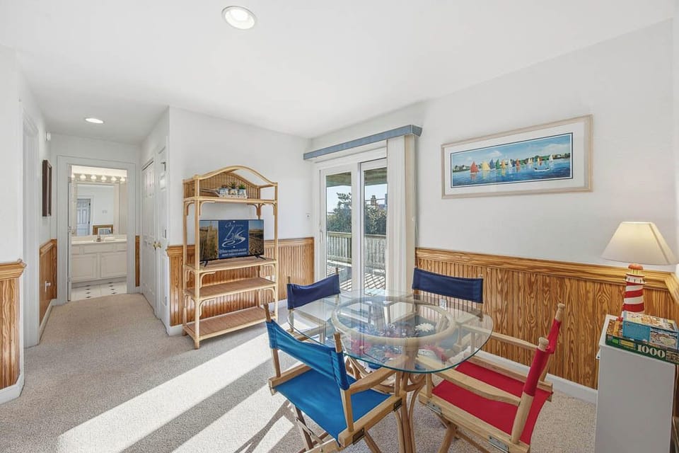 Mid-Level Den with Additional Table (seats 4) and Deck Access