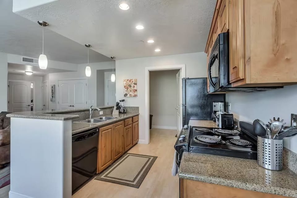 Deluxe Condo, 3 Bedrooms, Pets Allowed | Private kitchen | Coffee/tea maker, electric kettle