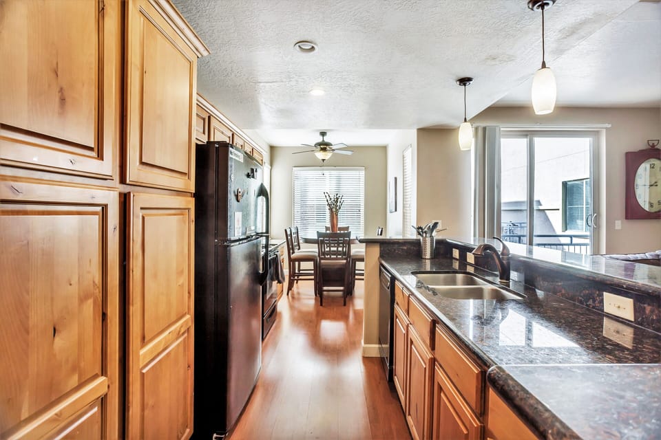 Deluxe Condo, 3 Bedrooms, Pets Allowed | Private kitchen | Coffee/tea maker, electric kettle