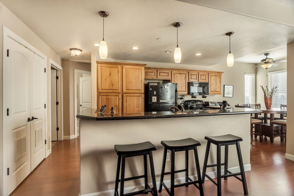Deluxe Condo, 3 Bedrooms, Pets Allowed | Private kitchen | Coffee/tea maker, electric kettle
