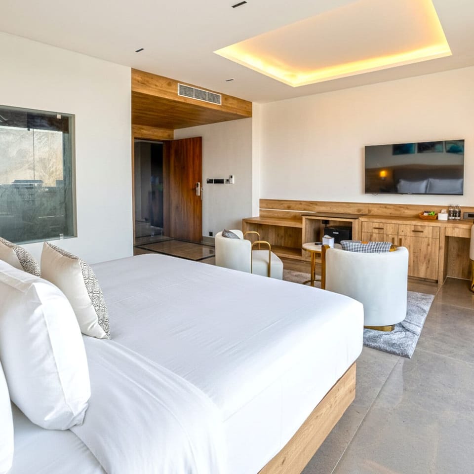 Executive Room | Minibar, desk, laptop workspace, soundproofing