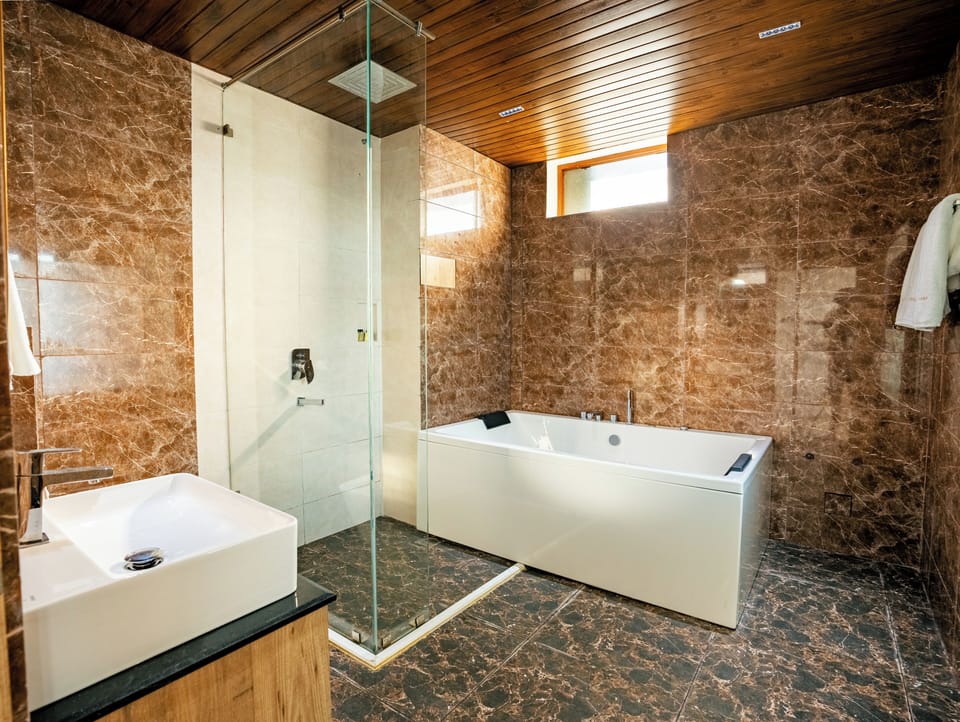 Premium Room | Bathroom | Free toiletries, hair dryer, bathrobes, towels
