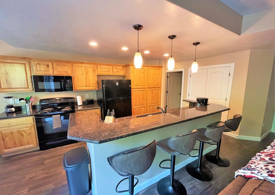 Deluxe Condo, 3 Bedrooms, Kitchen | Private kitchen | Electric kettle, toaster