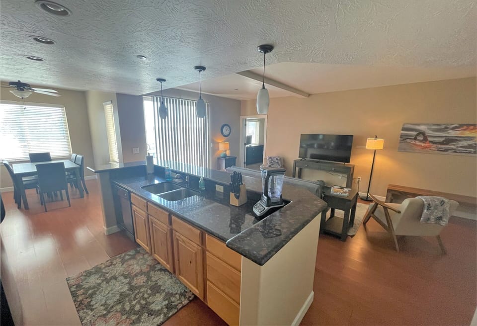 Deluxe Condo, 3 Bedrooms, City View | Interior