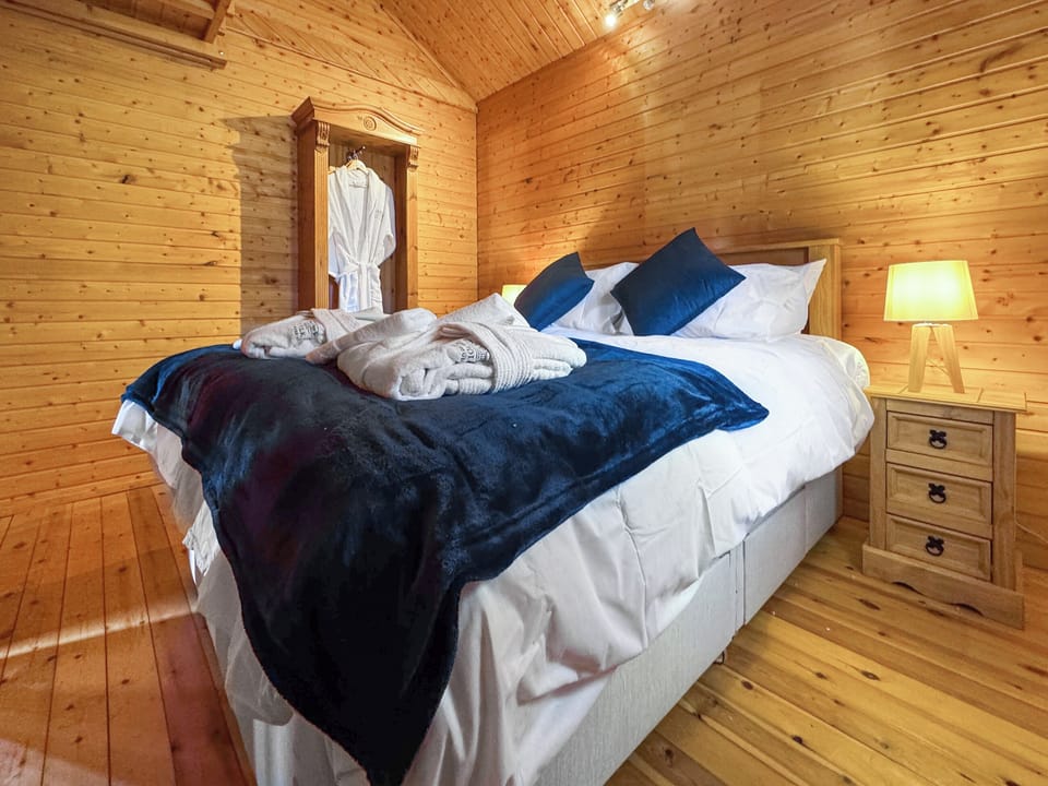 Double bedroom | The Boathouse - Norfolk Lake House, Pentey