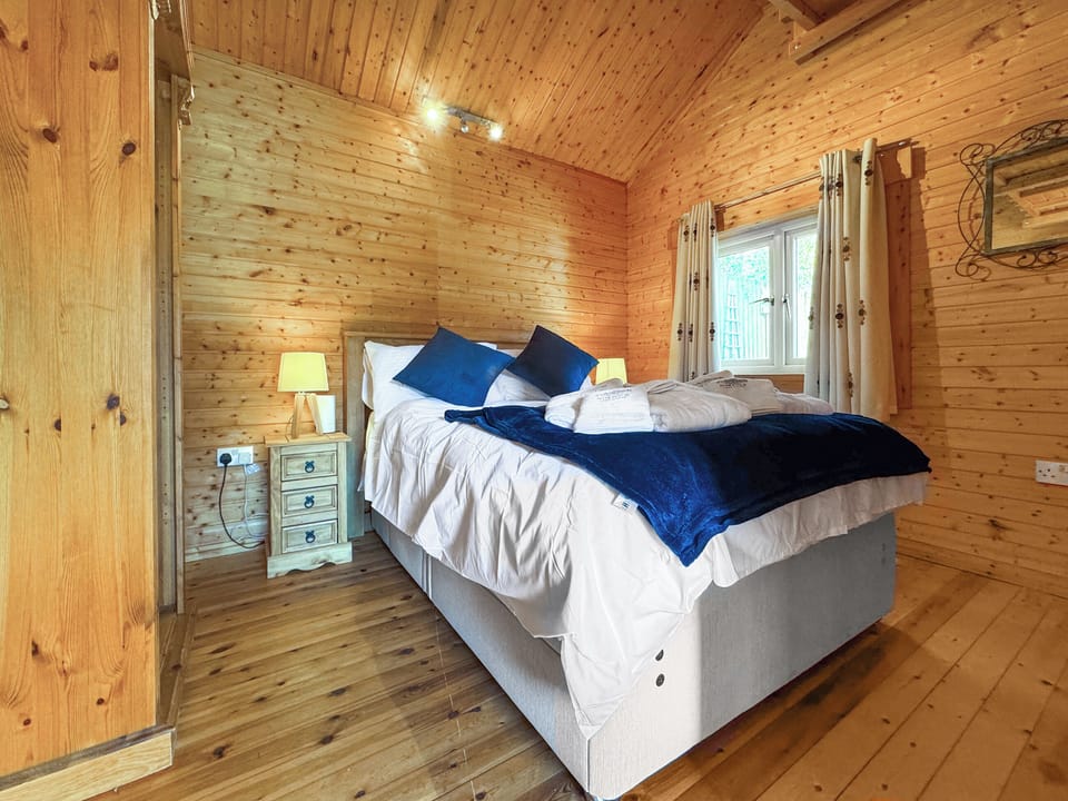 Double bedroom | The Boathouse - Norfolk Lake House, Pentey