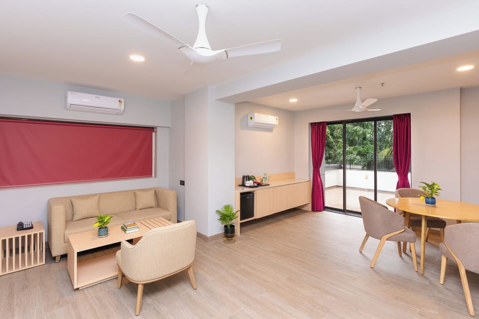 Executive Suite with One Bedroom | Desk, free WiFi