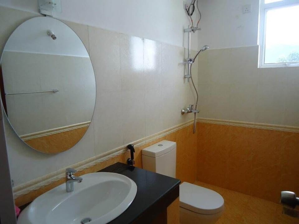 Deluxe Double or Twin Room, Garden View | Bathroom | Free toiletries, towels, soap, shampoo