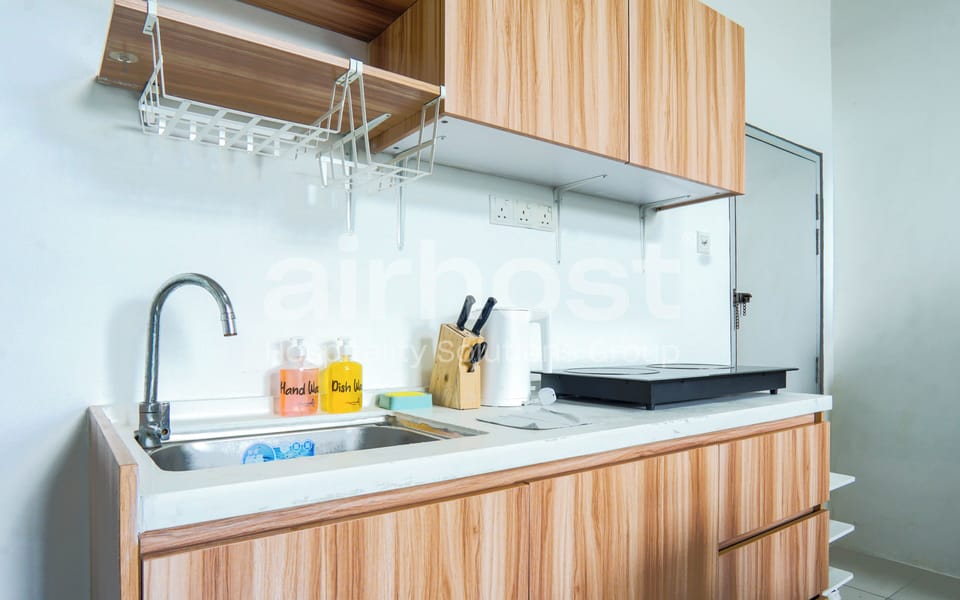 Loft, 2 Queen Beds, Non Smoking, Kitchenette | Private kitchen | Electric kettle