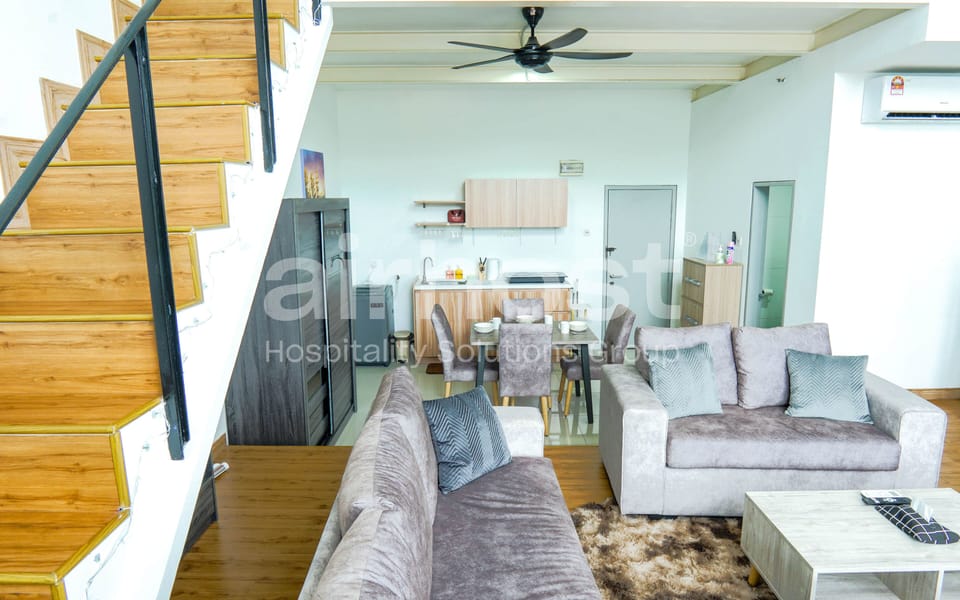 Loft, 2 Queen Beds, Non Smoking, Kitchenette | Living area | Flat-screen TV