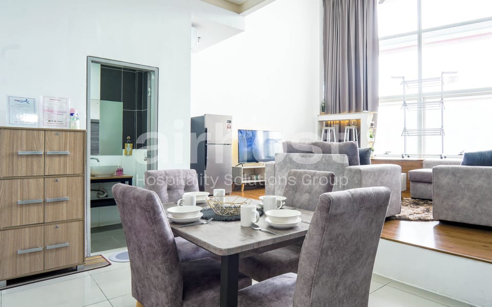 Loft, 2 Queen Beds, Non Smoking, Kitchenette | In-room dining
